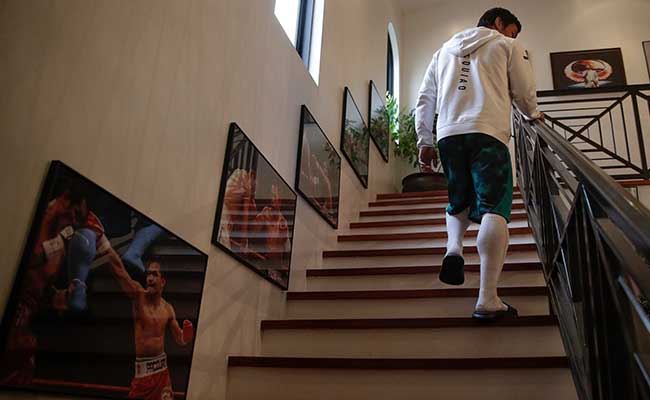 manny-pacquiao-walking-up-stairs