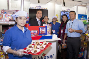Edwin Chotangco, second from left, and the San Miguel Pure Foods team. Photo by Wilfred Galila