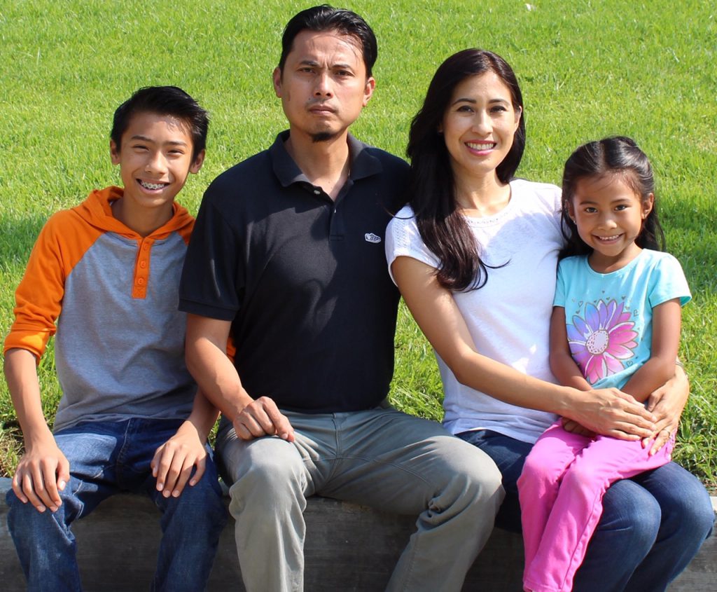 Bioskop filipina. Филиппинская семья. Филиппинские жены. Типичный филиппинец. Семья магуад Филиппины.