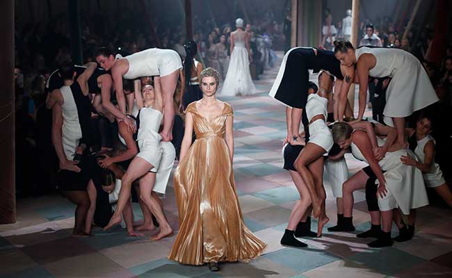Inside-a-Big-Top,-Dior-Puts-on-Circus-Themed-Couture-03