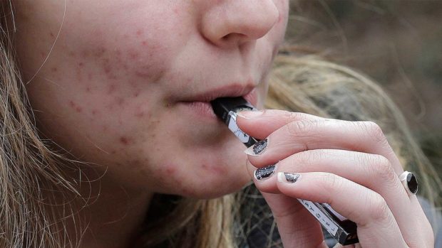 US Health Officials Move to Tighten Sales of E-Cigarettes