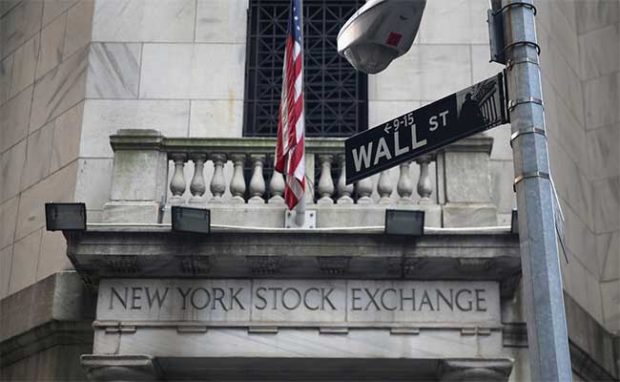 Economic Fears Push Wall Street Into the Red