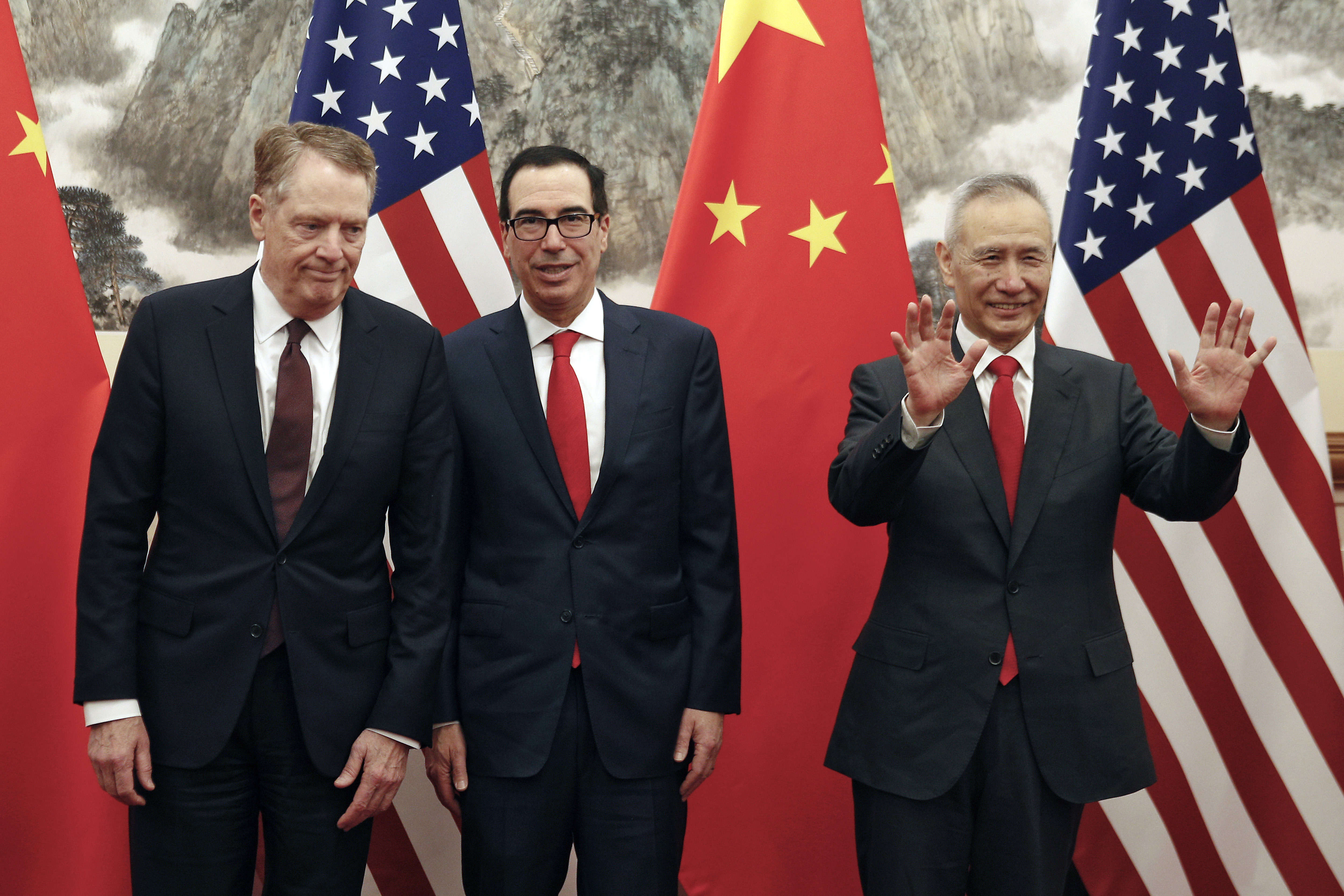 Переговоры с китайцами. Американцы на переговорах. Китай против США. Китаец и американец.