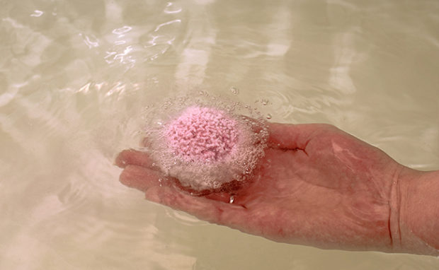 How to clean the bathtub from the bath bomb residue