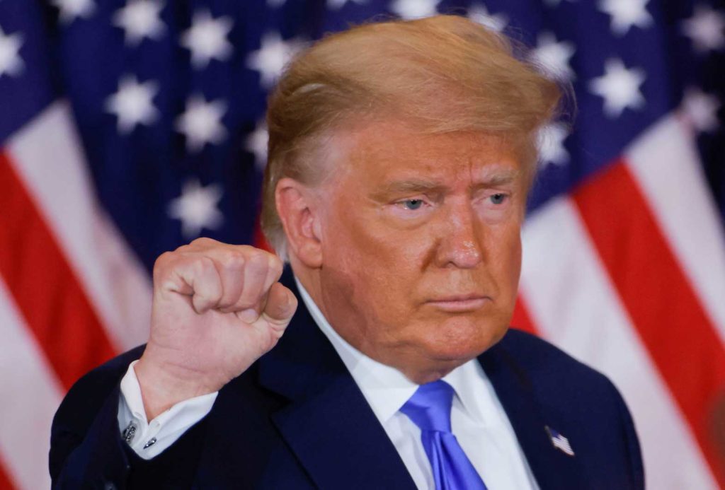 U.S. President Donald Trump raises his fist as he reacts to early results from the 2020 U.S. presidential election in the East Room of the White House in Washington, U.S., November 4, 2020. REUTERS/Carlos Barria