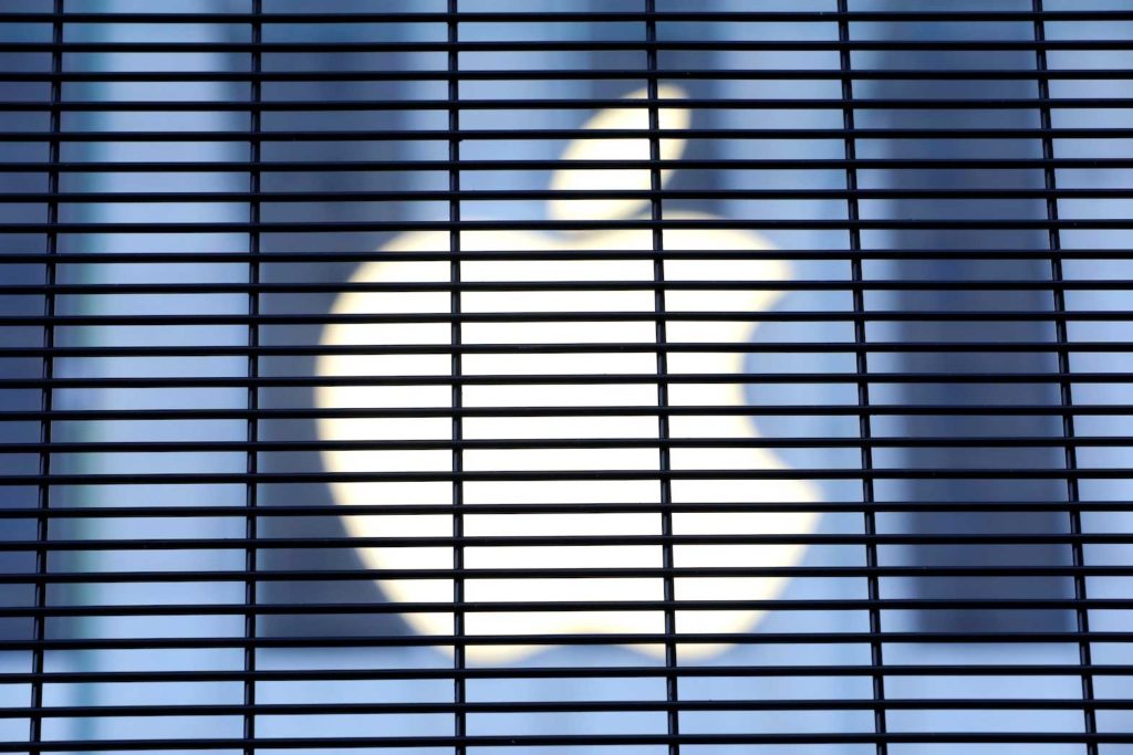  The Apple logo is seen through a security fence erected around the Apple Fifth Avenue store as votes continue to be counted following the 2020 U.S. presidential election, in Manhattan, New York City, U.S., November 5, 2020. REUTERS/Andrew Kelly