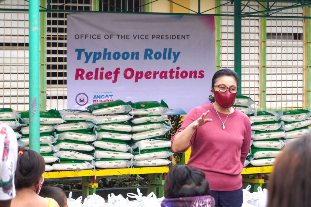 Bise-Presidente Leni Robredo nangangasiwa sa typhoon relief operations ng kanyang opisina. INQUIRER FILE