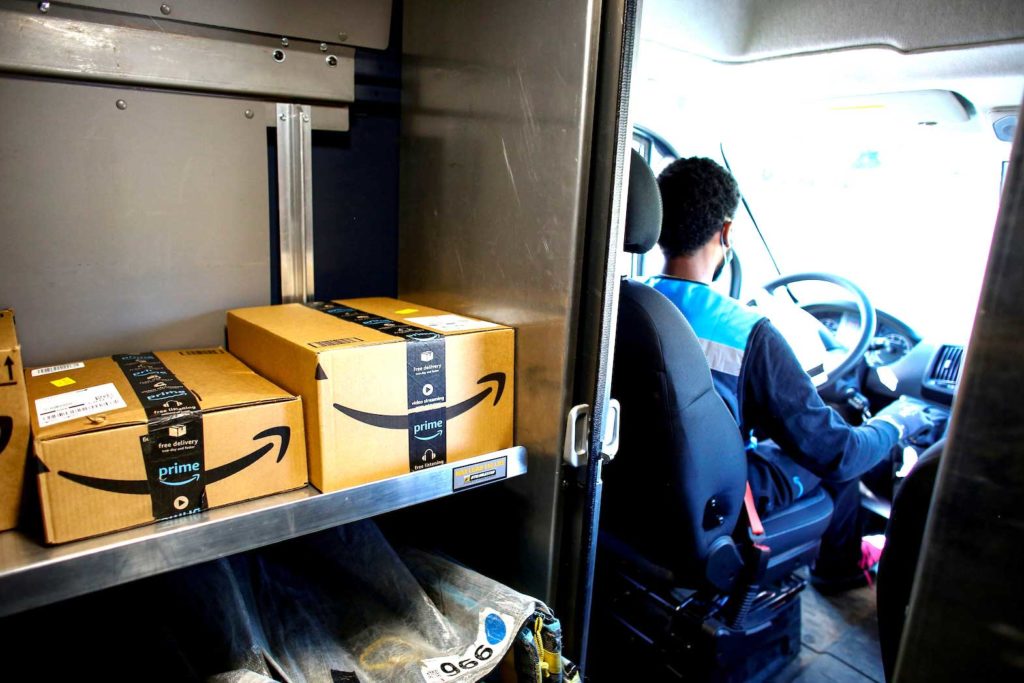  An Amazon worker delivers packages amid the coronavirus disease (COVID-19) outbreak in Denver, Colorado, U.S., April 22, 2020. REUTERS/Kevin Mohatt/File Photo