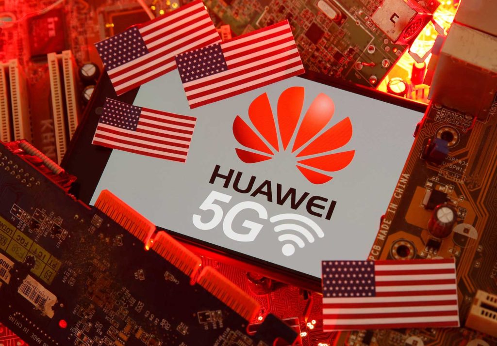  The U.S. flag and a smartphone with the Huawei and 5G network logo are seen on a PC motherboard in this illustration taken January 29, 2020. REUTERS/Dado Ruvic/Illustration