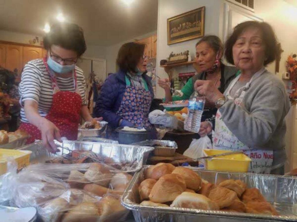 Volunteers from the community help prepare food in Thelma’s kitchen. MANILA MAIL
