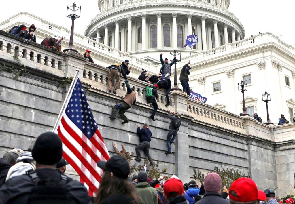  Supporters of U.S. President Donald Trump climb a wall during a protest against the certification of the 2020 presidential election results by the Congress, at the Capitol in Washington, U.S., January 6, 2021. Picture taken January 6, 2021. REUTERS/Jim Urquhart