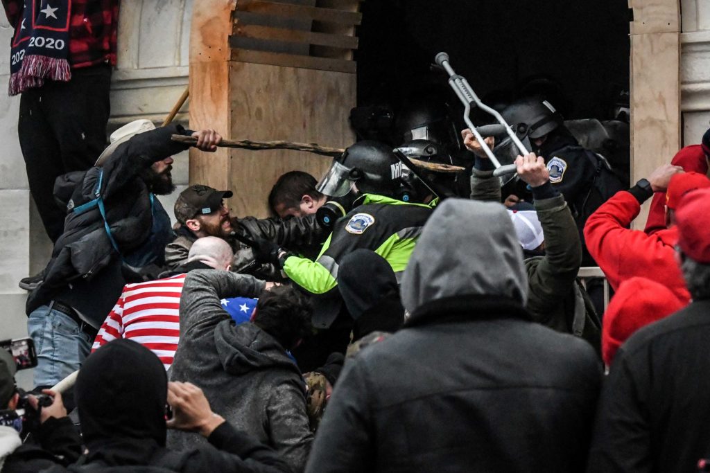  Supporters of U.S. President Donald Trump battle with police at the west entrance of the Capitol during a "Stop the Steal" protest outside of the Capitol building in Washington D.C. U.S. January 6, 2021. Picture taken January 6, 2021. REUTERS/Stephanie Keith