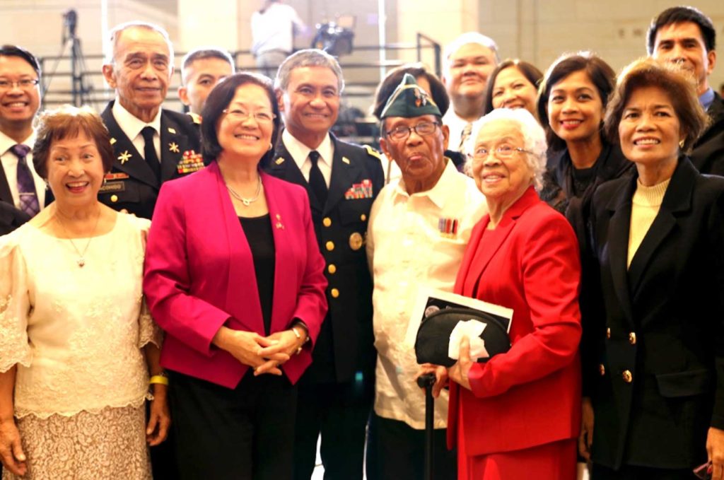 Sen. Mazie Hirono (second from left, front row) retired Maj. Gen. Antonio Taguba and Hawaii attendees at Congressional Gold Medal ceremony for Filipino WWII veterans in 2017. INQUIRER FILE