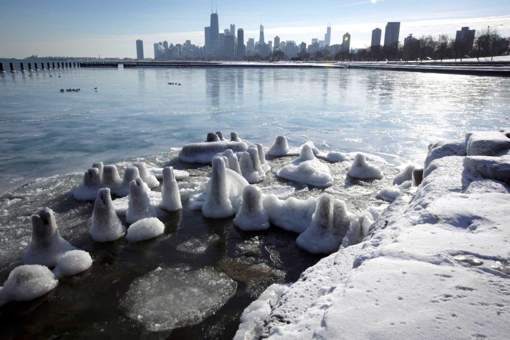 Ice covers the shore of Lake Michigan in Chicago December 12, 2013. REUTERS/John Gress/File Photo
