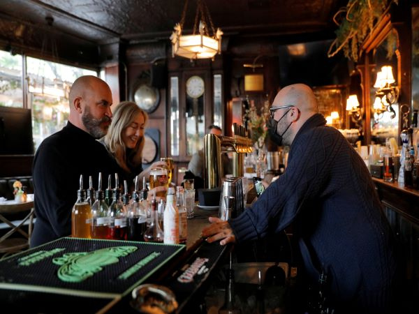 COVID effect: New Yorkers take a stool at the bar for first time after a year