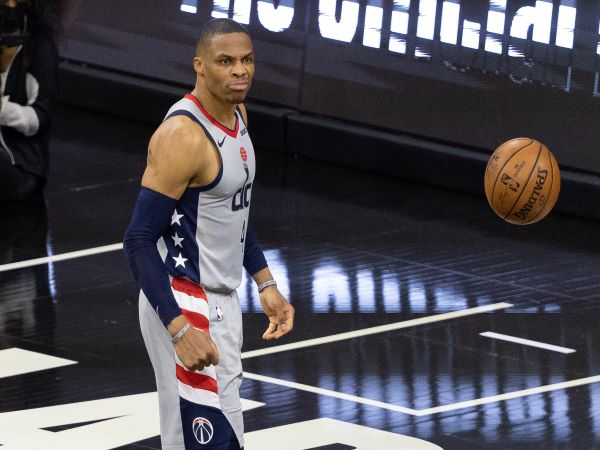 NBA-Westbrook incensed after fan dumps popcorn on his head