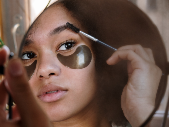 How do Beginners shape eyebrows with tweezers?