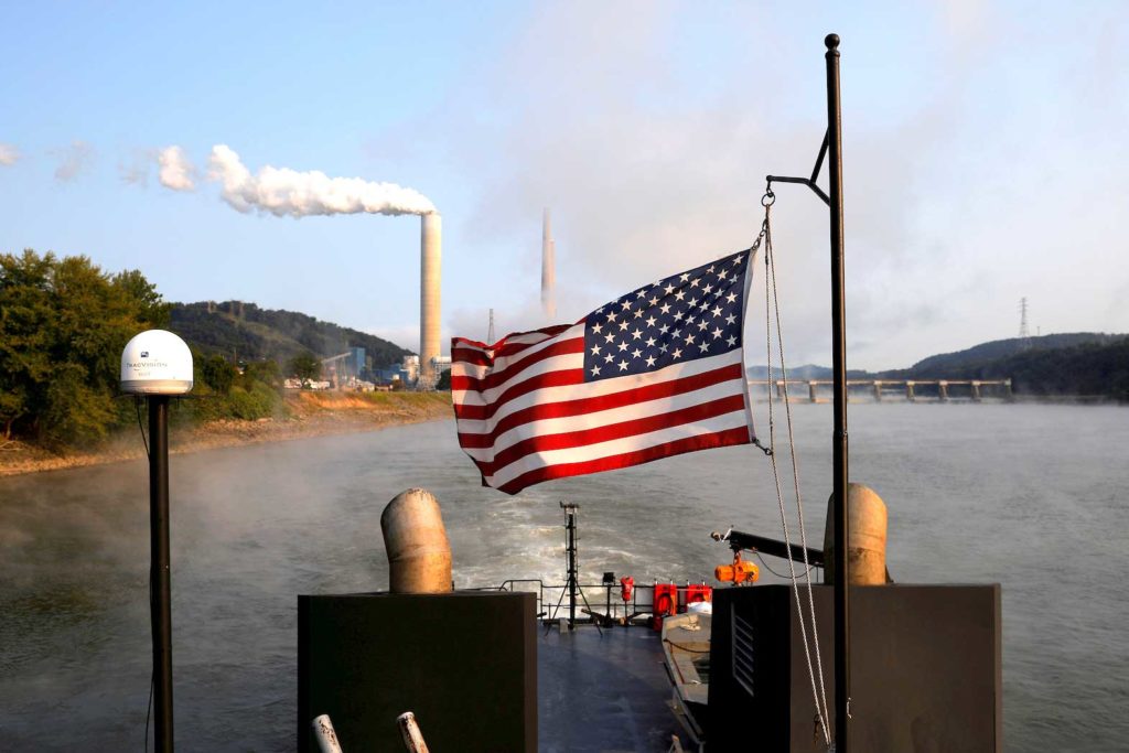  The U.S. flag flies on a towboat as it passes the W. H. Sammis Power Plant, a coal-fired power-plant owned by FirstEnergy, along the Ohio River in Stratton, Ohio, U.S., September 10, 2017. REUTERS/Brian Snyder/File Photo