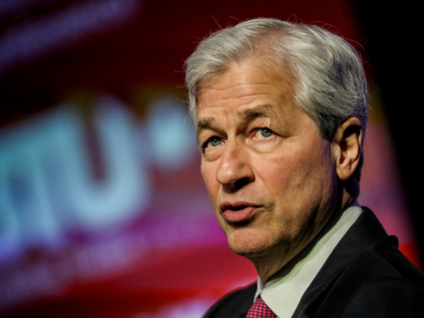 JPMorgan continues to stockpile cash as Dimon expects rates to climb