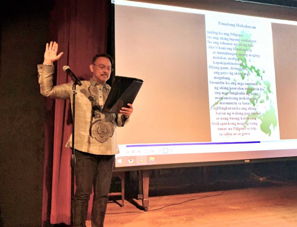  EEC Trustee Dr. Romulo Aromin Jr. leads the recitation of Panatang Makabayan, touching the hearts of many Filipino Americans who have long forgotten this school-age tradition. INQUIRER/Carol Tanjutco