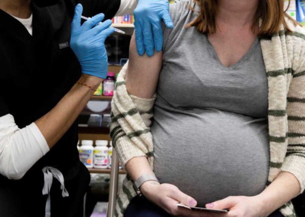 A pregnant woman receives a vaccine for the coronavirus disease (COVID-19) at Skippack Pharmacy in Schwenksville, Pennsylvania, U.S., February 11, 2021. REUTERS/Hannah Beier/File Photo