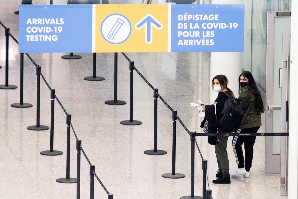 Passengers arrive at Toronto's Pearson airport after mandatory coronavirus disease (COVID-19) testing. REUTERS/File/Carlos Osorio
