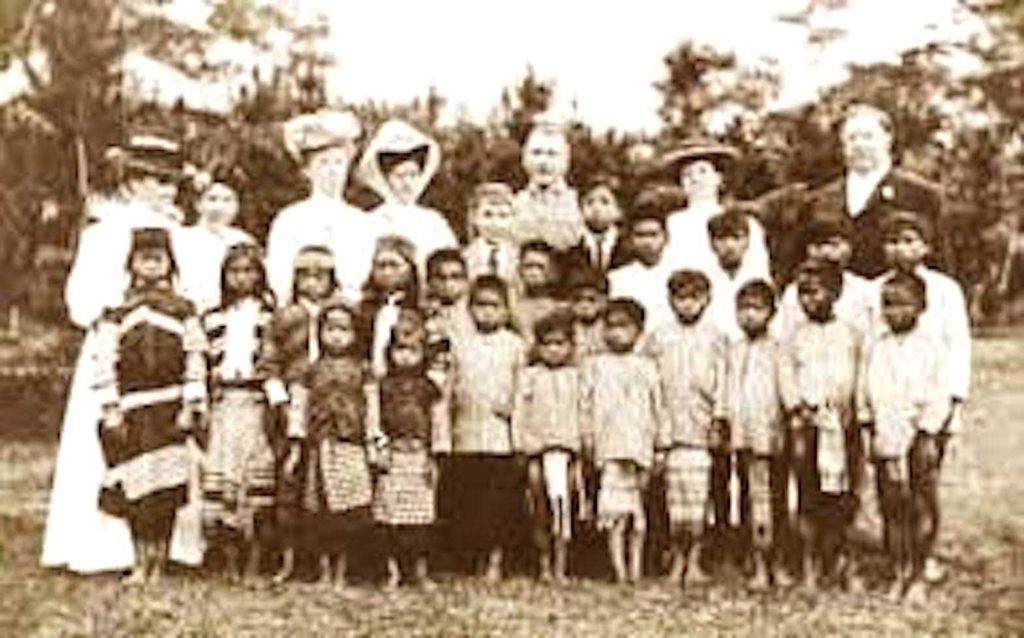 The Thomasites with Filipino pupils.