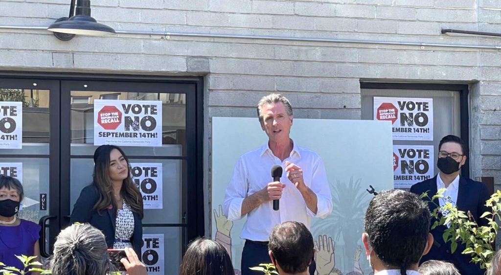 California Governor Gavin Newsom makes a final plea to Fil-Am voters at Rideback Ranch in Los Angeles’ Historic Filipinotown on Sunday, Sept. 12 as he faces a Republican-led recall election. He was joined on stage by community leader Jocelyn Geaga-Rosenthal, LA Board of Public Works Commissioner Jessica Caloza and Nathaniel Epstein, chair of the Filipino American Caucus of the California Democratic Party. | AJPress photo