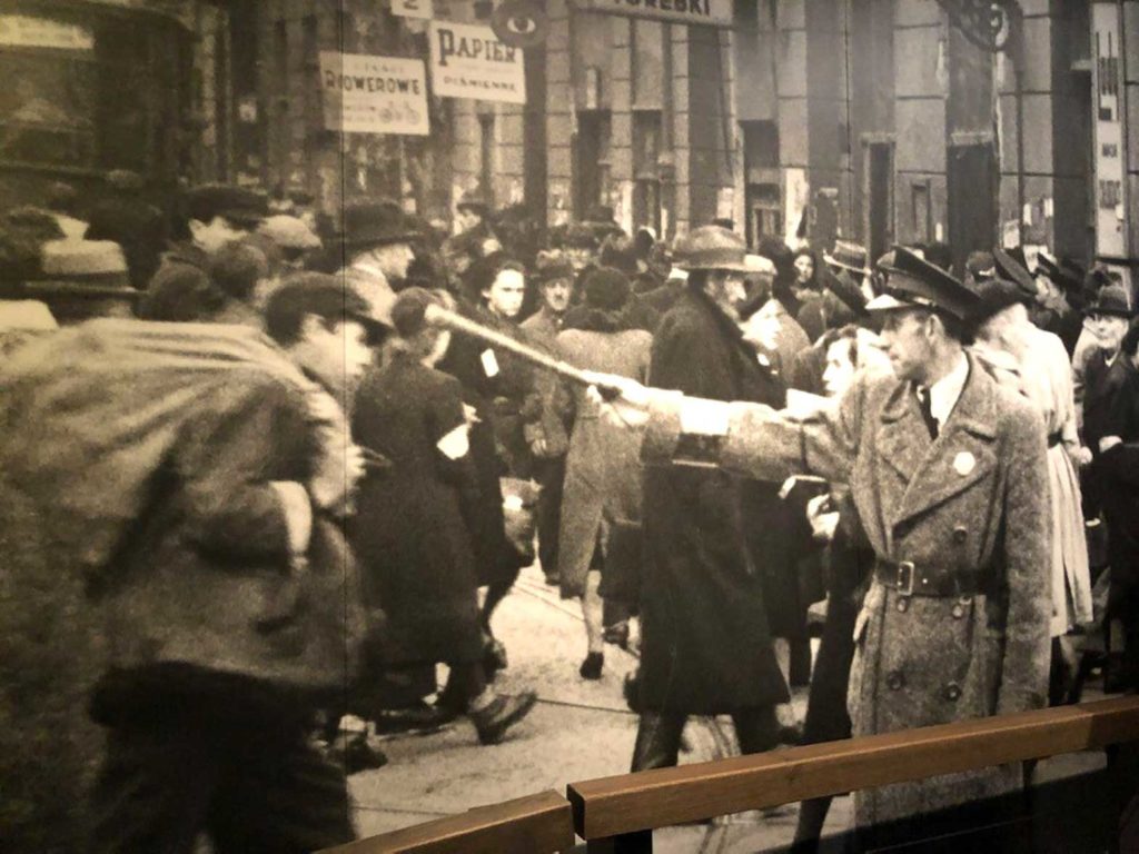 Jews being pushed into a ghetto. BPIMENTEL