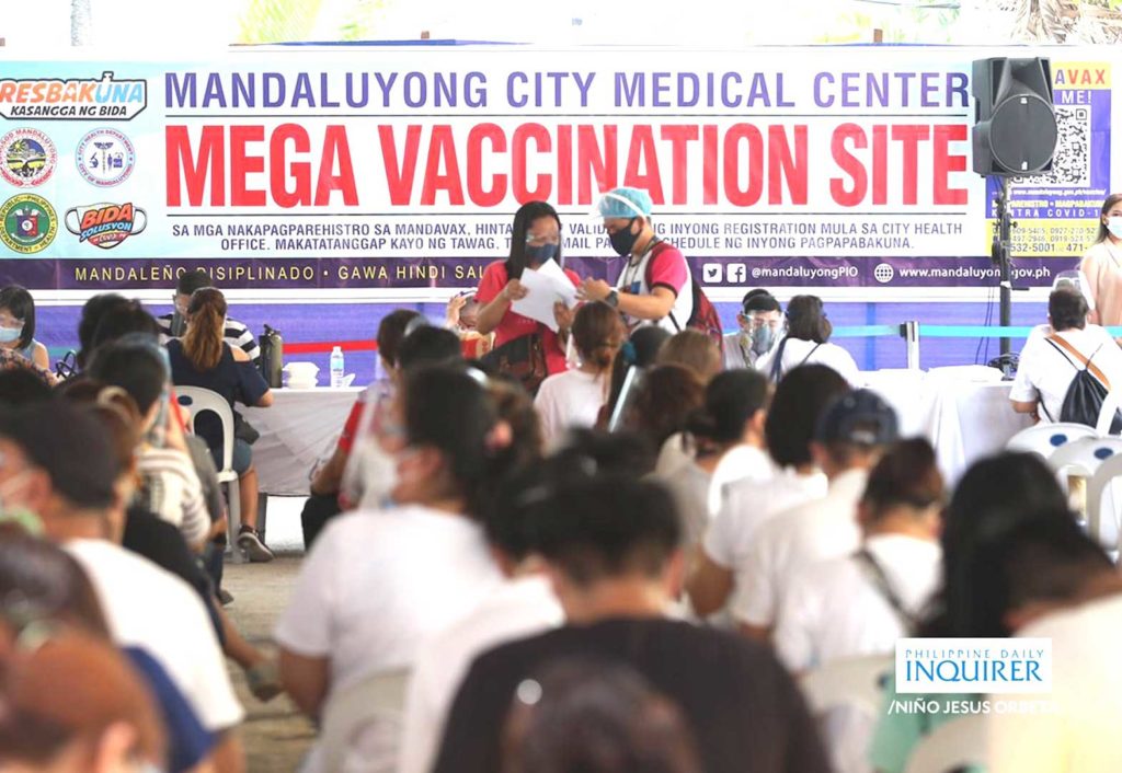 Filipinos waiting for vaccine shots in Metro Manila. INQUIRER