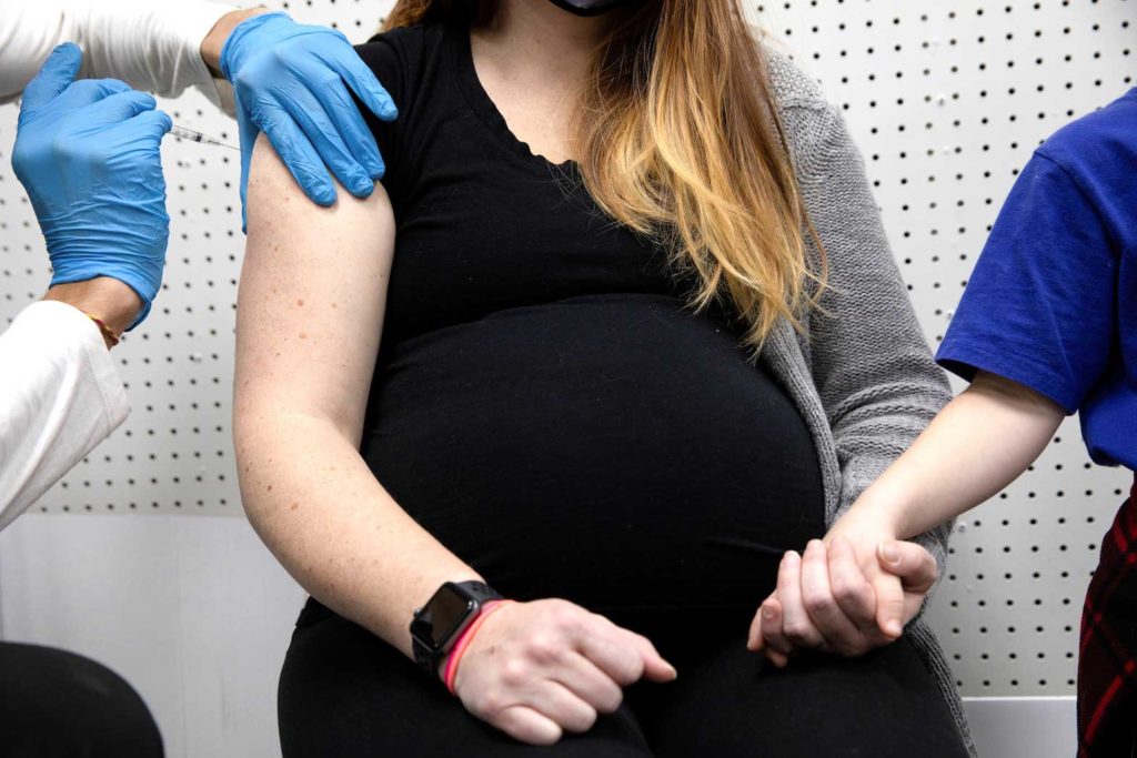  A pregnant woman receives a vaccine for the coronavirus disease (COVID-19) at Skippack Pharmacy in Schwenksville, Pennsylvania, U.S., February 11, 2021. REUTERS/Hannah Beier/File Photo