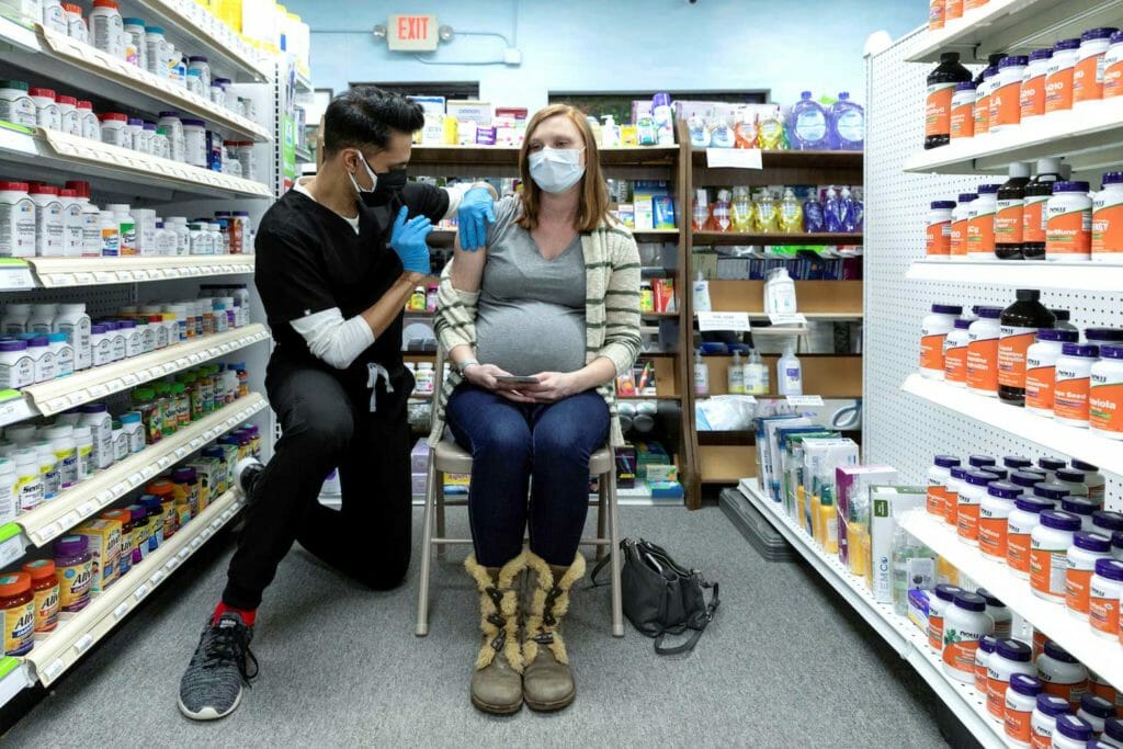  Michelle Melton, who is 35 weeks pregnant, receives the Pfizer-BioNTech vaccine against the coronavirus disease (COVID-19) at Skippack Pharmacy in Schwenksville, Pennsylvania, U.S. February 11, 2021. REUTERS/Hannah Beier/File Photo