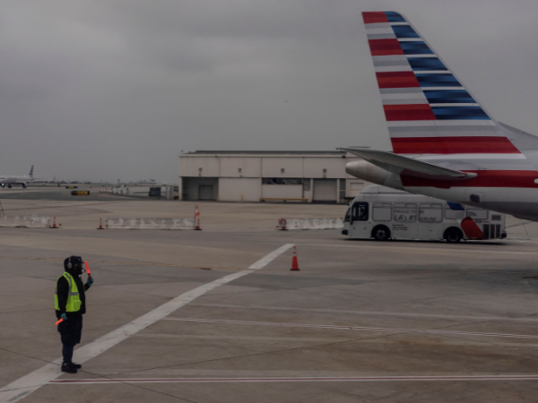 American Airlines cancels almost eight fifty flights on Sunday