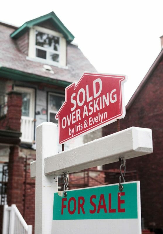  A "Sold over asking" sign is on display on a house for sale in Toronto's housing market in Toronto, Ontario, Canada, October 21, 2016. REUTERS/Hyungwon Kang/File Photo