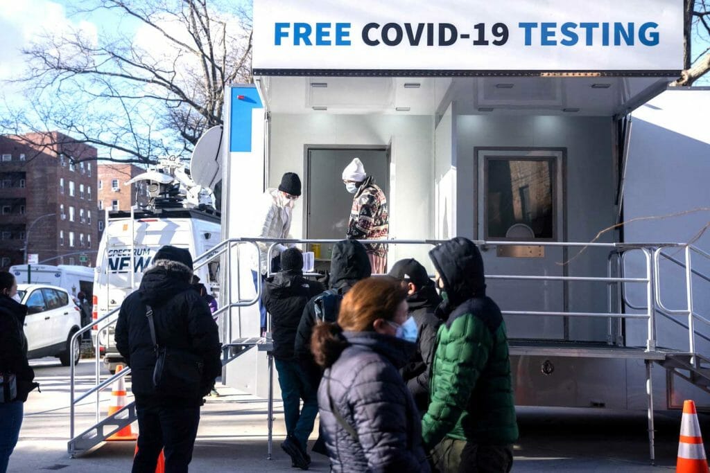 People queue for a coronavirus disease (COVID-19) test at a popup testing site as the Omicron coronavirus variant continues to spread in the Queens borough of New York City, U.S., December 23, 2021. REUTERS/Jeenah Moon