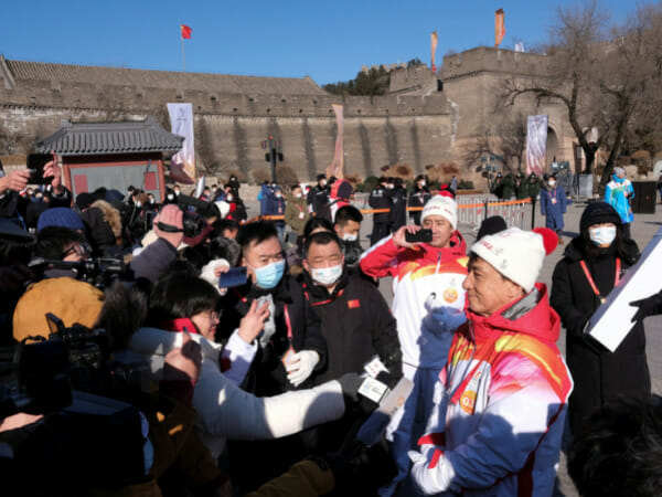 Actor Jackie Chan brings Olympic torch atop Great Wall