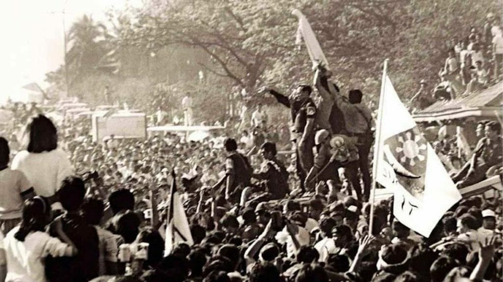 EDSA People Power uprising, 1986. PINTEREST