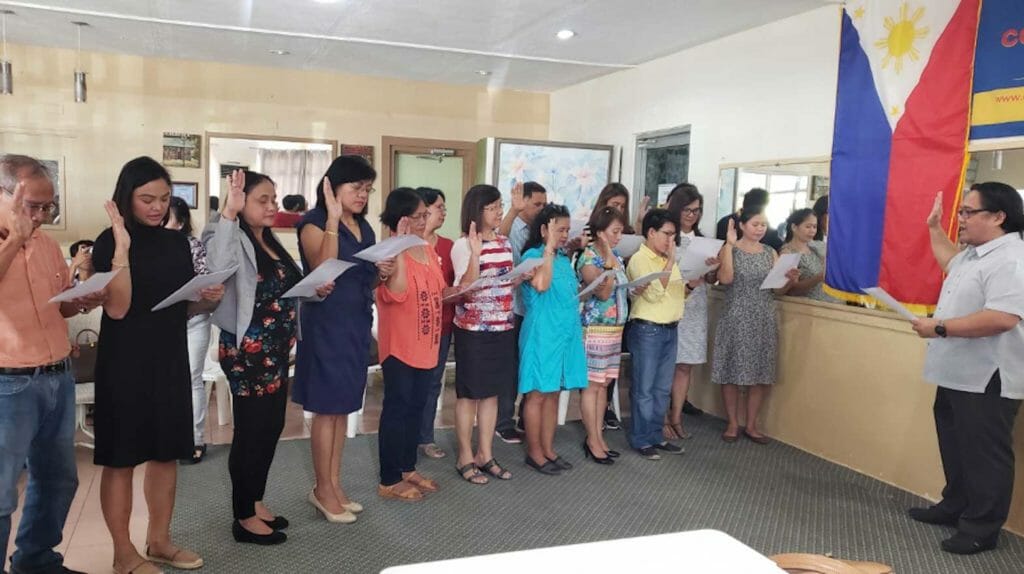 New dual citizens being sworn during a consular mission to Saipan in 2020 by the Philippine Consulate in Guam. DFA