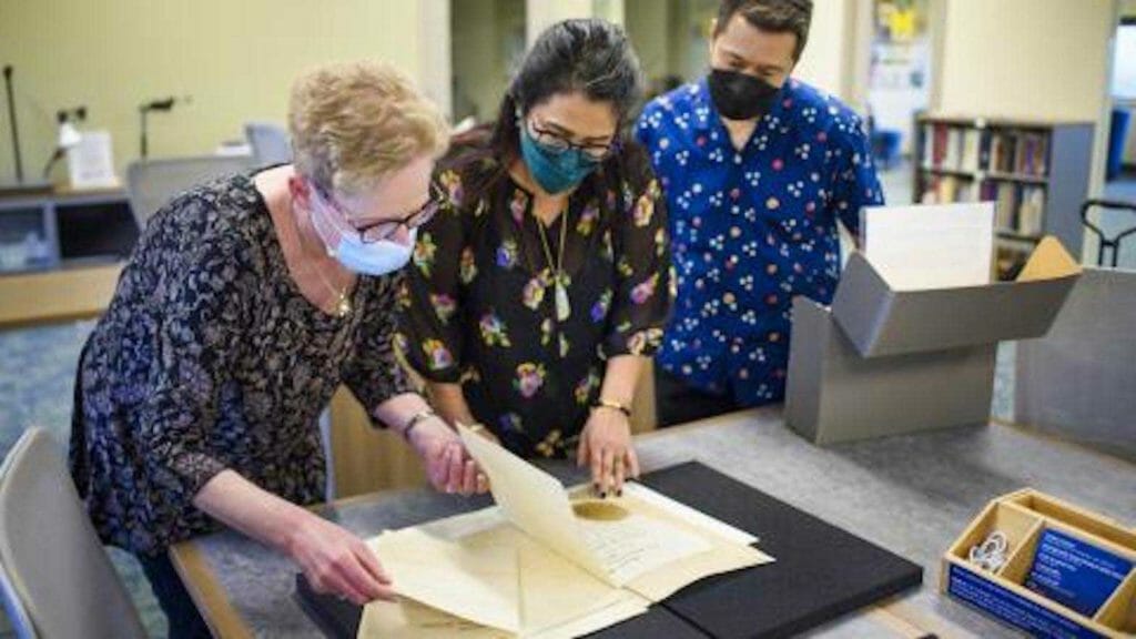 Martha O’Hara Conway, member of ReConnect/ReCollect and director of the Special Collections Research Center, shows de la Cruz and Punzalan the papers of Tiffany Bernard Williams, a military officer in the Philippine Constabulary during 1914-17. U-M