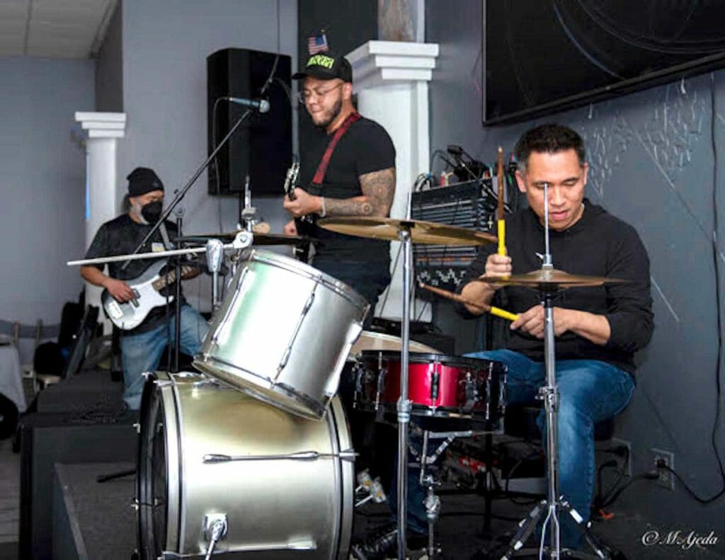 Robin Nievera plays at the Miraj with Filipino fellow rockers.  (Photo: Marlon Ajeda)