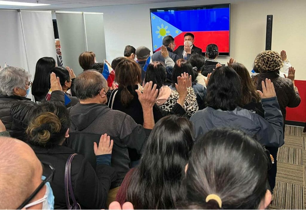 New dual citizens take their Oaths of Allegiance before Vice Consul Adrian Baccay, during the consular outreach of the Philippine Consulate General in San Francisco in University Place, Washington on 26-30 March 2022. CONTRIBUTED