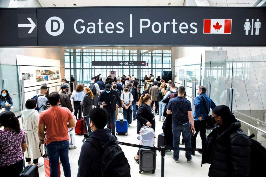  Travelers crowd the security queue in the departures lounge at the start of the Victoria Day holiday long weekend at Toronto Pearson International Airport in Mississauga, Ontario, Canada, May 20, 2022. REUTERS/Cole Burston