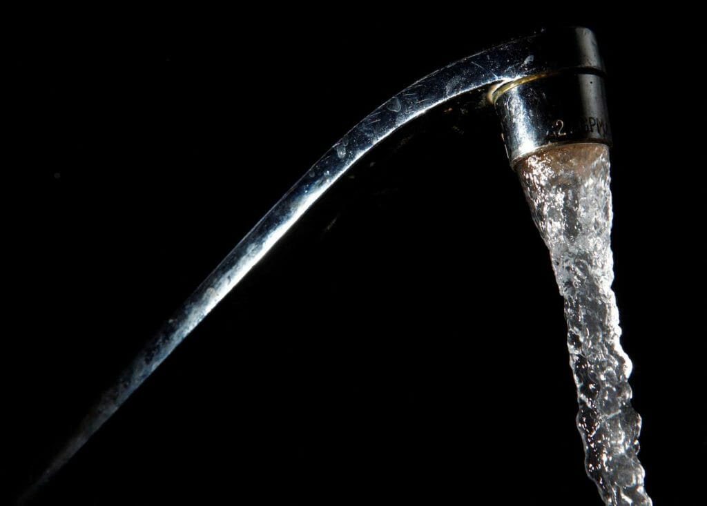 Tap water comes out of a faucet in New York, June 14, 2009. REUTERS/Eric Thayer/File Photo
