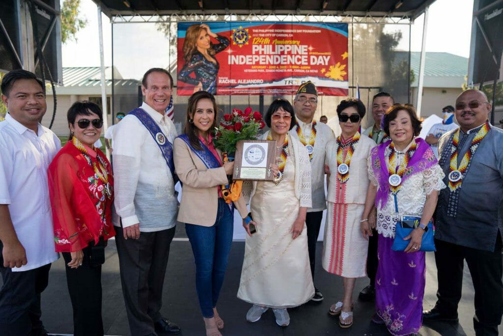 Rachel Alejandro with the board members of the Philippine Independence Day Foundation (PIDF) receiving her award of recognition from the City of Carson. INQUIRER/Hiyasmin Quijano