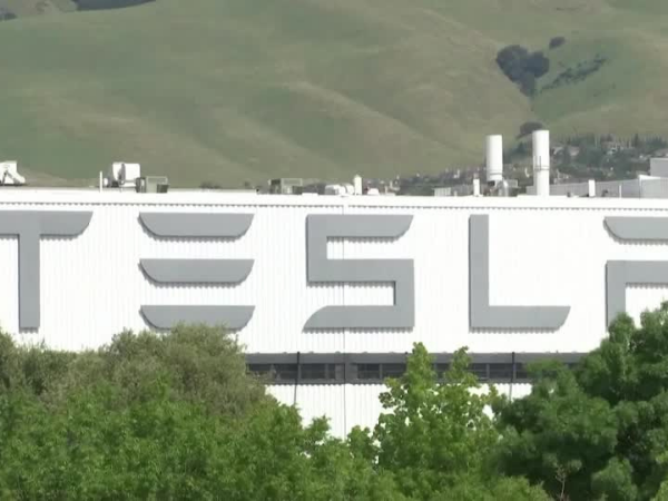 Elon Musk calls on Tesla staff return to office or leave