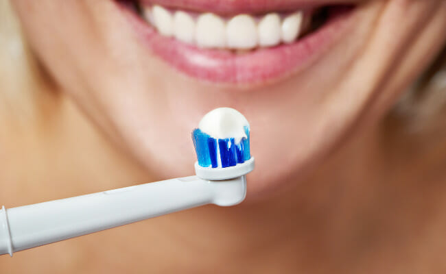Can whitening toothpaste get rid of yellow teeth completely?
