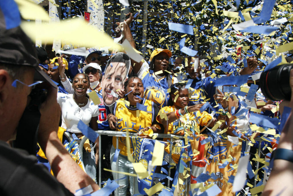 Golden State Warriors (GSW) fans, basketball-crazy Filipinos among them, filled Market Street in downtown San Francisco Monday for the team’s first-ever victory parade in this city, after it clinched its 4th National Basketball Association (NBA) Championship. (Photo: Vic Valbuena Bareng)