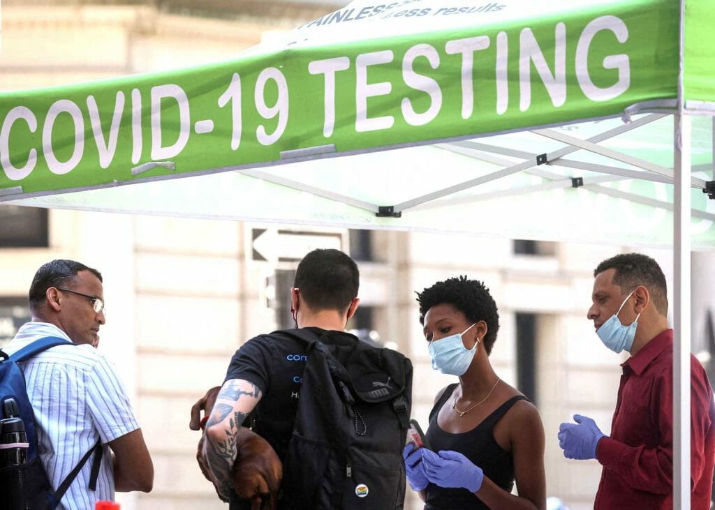 People wait to take coronavirus disease (COVID-19) tests at a pop-up testing site in New York City, U.S., July 11, 2022. REUTERS/Brendan McDermid/File Photo