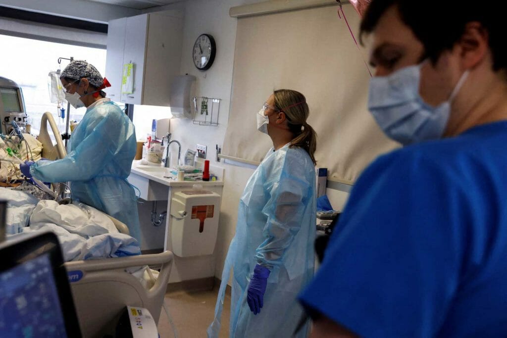  Medical staff treat a coronavirus disease (COVID-19) patient on the Intensive Care Unit (ICU) at the Cleveland Clinic in Cleveland, Ohio, U.S., January 7, 2022. REUTERS/Shannon Stapleton/File Photo