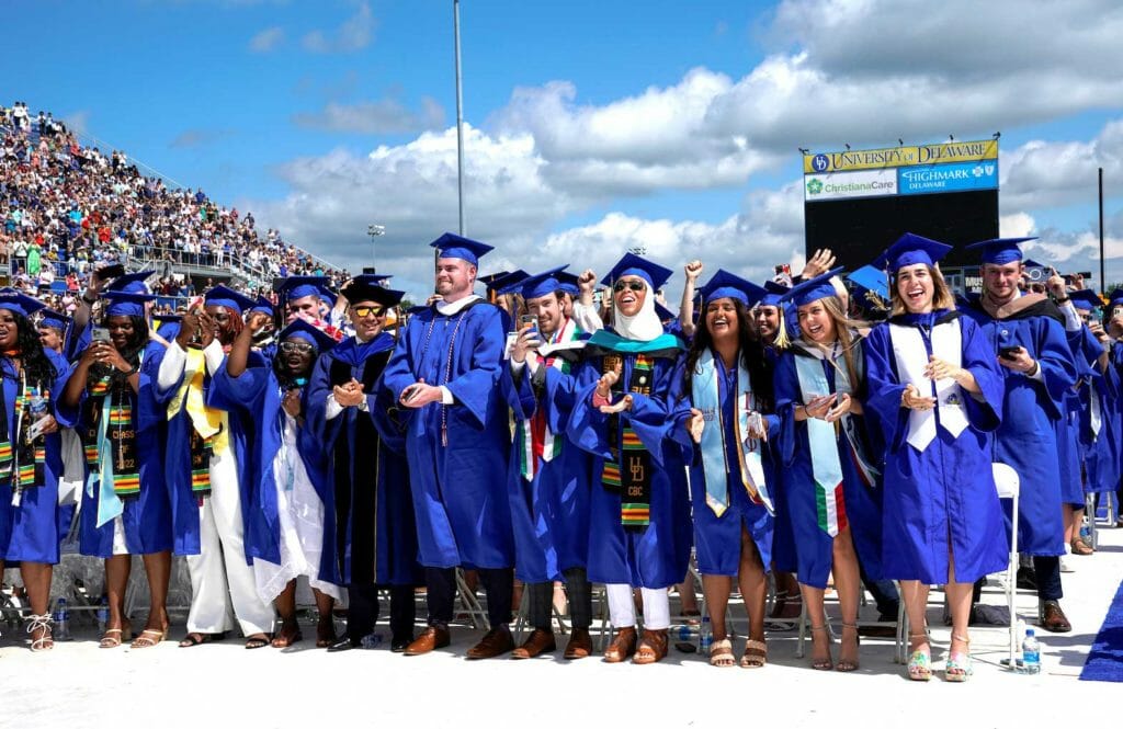  Students react as U.S. President Joe Biden takes the stage during the commencement ceremony at the University of Delaware in Newark, Delaware, U.S., May 28, 2022. REUTERS/Elizabeth Frantz/File Photo